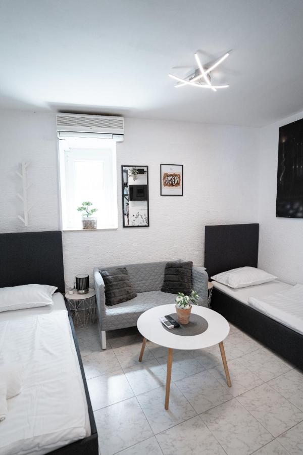 Small studio apartment Gorica Šibenik Esterno foto